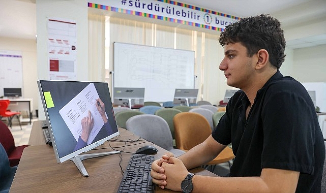 Buca Belediyesi’nin 16 bin öğrenciye ücretsiz eğitim imkânı sunduğu Dijital