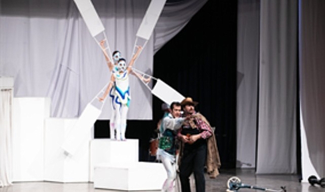 İzmir Büyükşehir Şehir Tiyatroları, “Don Kişot–Çağdaş Bir Masal” oyununu Torbalı’da