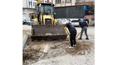 Edremit Belediyesi, ilçe genelinde altyapı çalışmaları nedeniyle bozulan yollarda tamirat