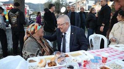 Edremit Belediyesi’nin Ramazan ayı boyunca ilçenin farklı mahallelerinde kurduğu iftar