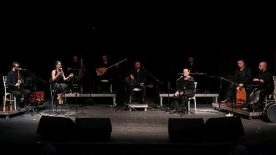 Bornova Belediyesi’nin düzenlediği “Mübadele Türküleri” konserinde Grup Avaz, Ege’nin iki