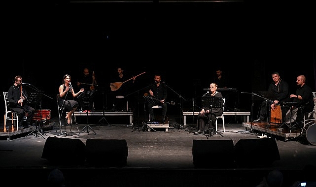 Bornova Belediyesi’nin düzenlediği “Mübadele Türküleri” konserinde Grup Avaz, Ege’nin iki