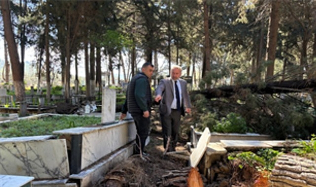 İzmir Büyükşehir Belediyesi, kentte etkili olan şiddetli yağış ve fırtınanın