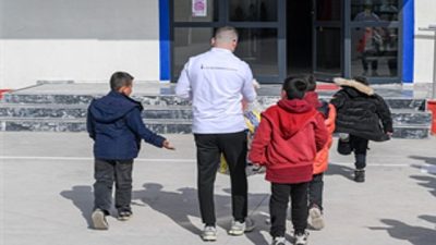 İzmir Büyükşehir Belediyesi’nin okullara sunduğu spor malzemesi desteği sürüyor. İzmir’in