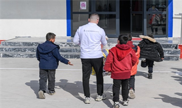 İzmir Büyükşehir Belediyesi’nin okullara sunduğu spor malzemesi desteği sürüyor. İzmir’in