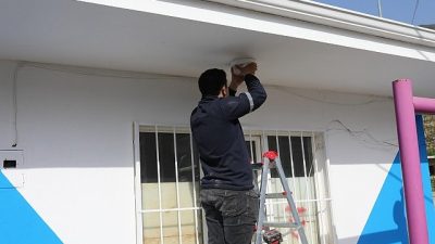 Gemlik Belediyesi, ilçedeki mahallelerde bulunan halı sahalarda bakım ve onarım