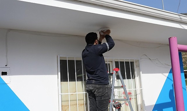 Gemlik Belediyesi, ilçedeki mahallelerde bulunan halı sahalarda bakım ve onarım