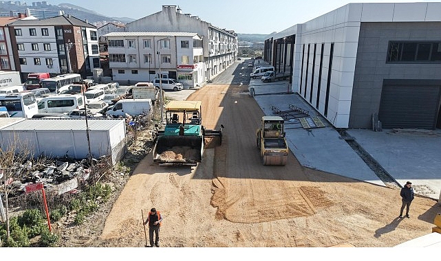 Gemlik Belediyesi, ilçe genelinde yol ve altyapı yenileme çalışmalarını hız