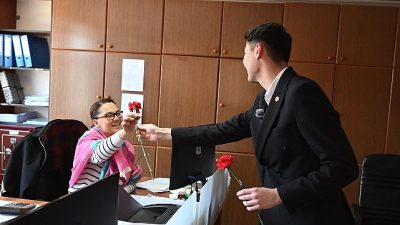 Kemer Belediyesi Gençlik Meclisi Başkanı Mehmet Yalın Erdal ve yönetim