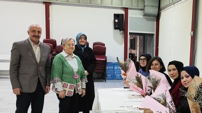 Gölcük Belediyesi Sanat Galerisi, kadınlara yönelik düzenlenen Çiçek Tanzim Atölyesi