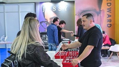 İzmir’de düzenlenen Optic World Fuarı’nda uzmanlar, özellikle çocuklarda hızla artan