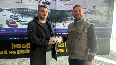 İnegöl’de elektrikli scooter ile seyir halindeyken çantasını düşüren bir vatandaşın