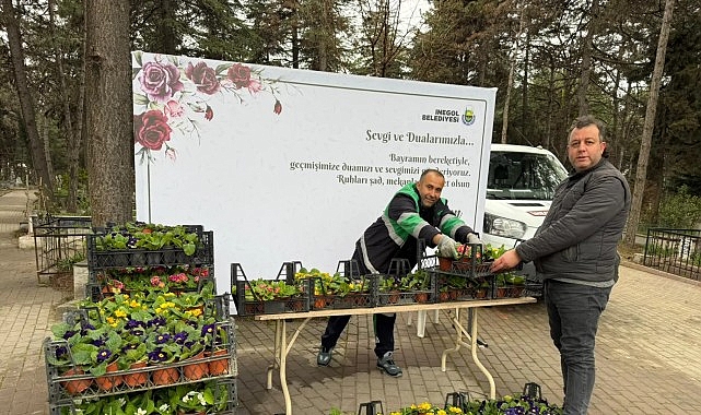 İnegöl Belediyesi, Ramazan Bayramı arifesinde mezarlık ziyaretine gelen vatandaşlara ücretsiz