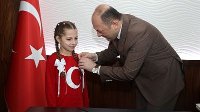 Sakarya’da düzenlenen İstiklal Marşı’nı güzel okuma yarışmasında birinci olan Ecem