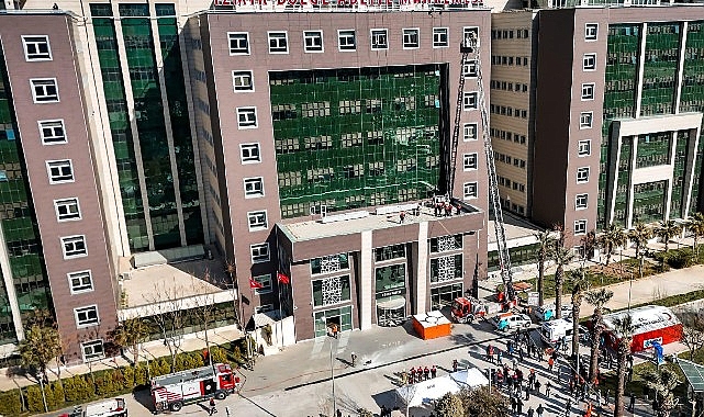 İzmir Bölge Adliye Mahkemesi’nde gerçekleştirilen geniş kapsamlı tatbikatta, şüpheli paketler