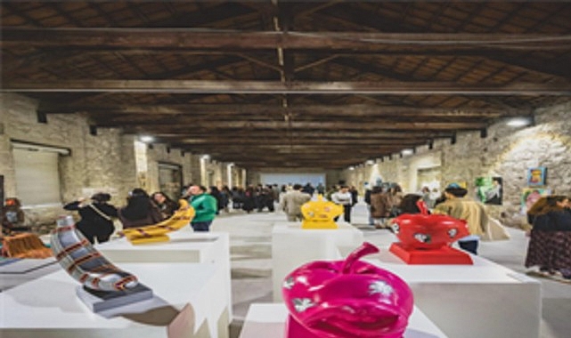 İzmir Büyükşehir Belediyesi’nin desteğiyle Basmane’deki tarihi Bıçakçı Han’da açılan “İmgeye