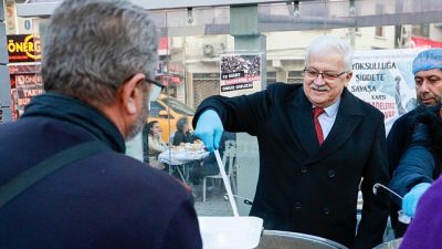Kadir Gecesi’nde düzenlenen iftar programında 4.000'i aşkın Burhaniyeli, Cumhuriyet Meydanı’nda