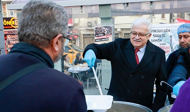 Kadir Gecesi’nde düzenlenen iftar programında 4.000'i aşkın Burhaniyeli, Cumhuriyet Meydanı’nda