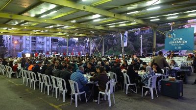 Ramazan ayı boyunca kentin farklı noktalarında yüzlerce vatandaşı aynı sofrada