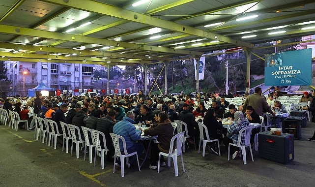 Ramazan ayı boyunca kentin farklı noktalarında yüzlerce vatandaşı aynı sofrada