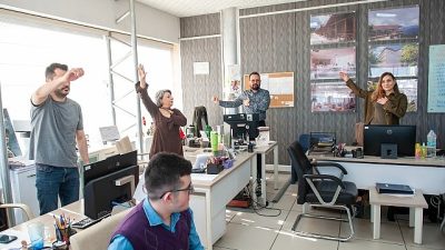 Karşıyaka Belediyesi, mesai öncesi ofis egzersizi uygulaması başlattı. Gençlik ve