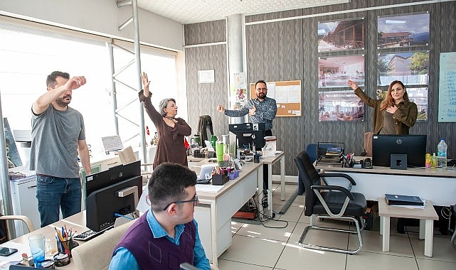 Karşıyaka Belediyesi, mesai öncesi ofis egzersizi uygulaması başlattı. Gençlik ve