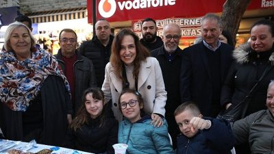 Karşıyaka Belediyesi, Kadir Gecesi’nde Karşıyaka Çarşısı’nda dev bir iftar sofrası