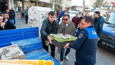 Karşıyaka Belediyesi, kent düzenini korumak amacıyla ilçe genelinde denetimlerini sürdürüyor.