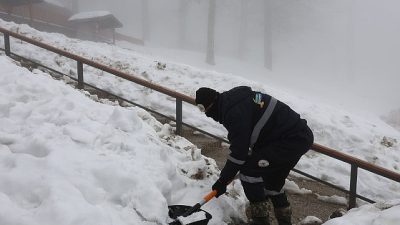 Kartepe Belediyesi’nin hizmete sunduğu Kartepe Mesire Alanı, kar yağışıyla birlikte