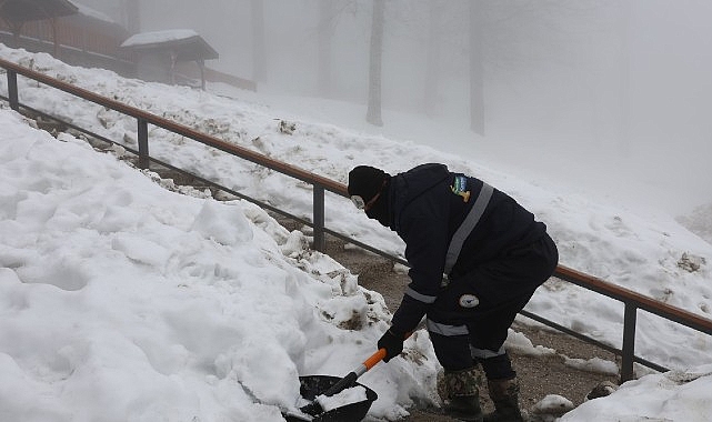 Kartepe Belediyesi’nin hizmete sunduğu Kartepe Mesire Alanı, kar yağışıyla birlikte