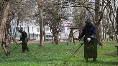 Kartepe Belediyesi, ilçe genelindeki yeşil alanların estetiğini korumak ve vatandaşların