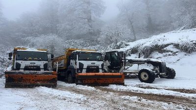 Kartepe’de bayramın ilk gününde yüksek kesimlerde etkili olan kar yağışı