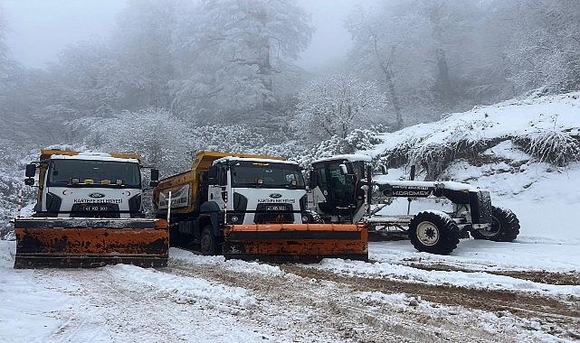 Kartepe’de bayramın ilk gününde yüksek kesimlerde etkili olan kar yağışı