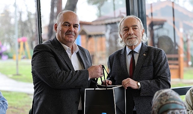 Kocaeli Huzurevi Yardımlaşma ve Dayanışma Derneği üyeleri Kartepe Belediyesi Kahvaltı