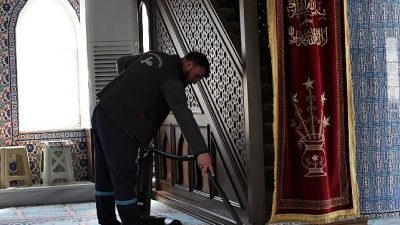 Kartepe Belediyesi temizlik ekipleri, cami içlerinde detaylı bir çalışma yürüttü.