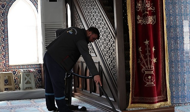Kartepe Belediyesi temizlik ekipleri, cami içlerinde detaylı bir çalışma yürüttü.