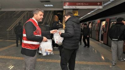 Keçiören Belediyesi, 18 ayrı noktada kurduğu iftar sofraları ve dağıttığı