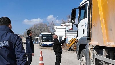 Hafriyat kamyonlarına yönelik denetimlerini sürdüren Keçiören Belediyesi Zabıta Müdürlüğü ekipleri,