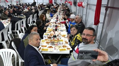 İlçenin 18 farklı noktasında kurduğu iftar sofralarıyla ramazan ayında her