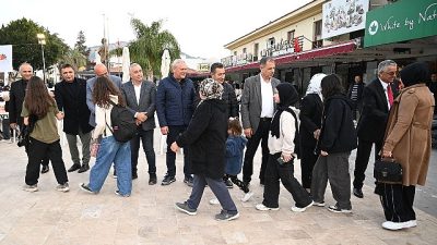 Kemer Belediye Başkanı Necati Topaloğlu ev sahipliğinde Kemer Cumhuriyet Meydanı'nda