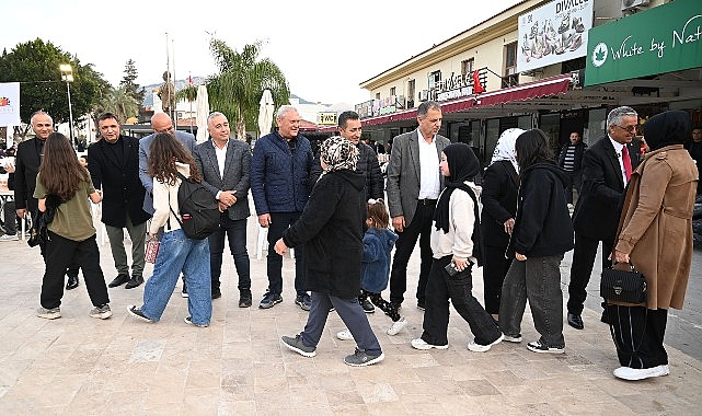 Kemer Belediye Başkanı Necati Topaloğlu ev sahipliğinde Kemer Cumhuriyet Meydanı'nda