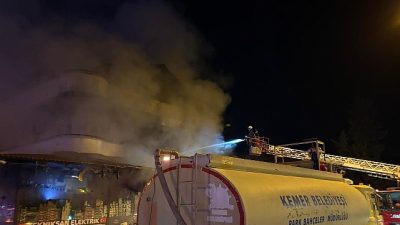 Kemer’de bir iş yerinin depo kısmında çıkan ve bir eve