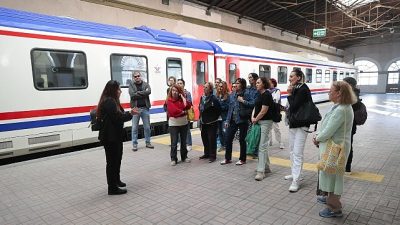 Konak Belediyesi’nin, kentin tarih kokan sokaklarında üç ayrı rotada sürdürdüğü