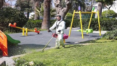 Konak Belediyesi Park ve Bahçeler Müdürlüğü ekipleri, gerçekleştirdiği ağaç budama,