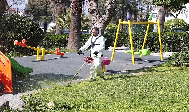 Konak Belediyesi Park ve Bahçeler Müdürlüğü ekipleri, gerçekleştirdiği ağaç budama,