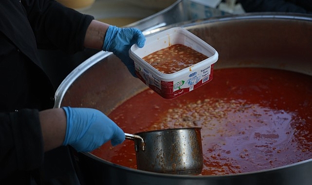 Konak Belediyesi’nin Ramazan’da da kurduğu dayanışma zincirinin ilk halkası olan