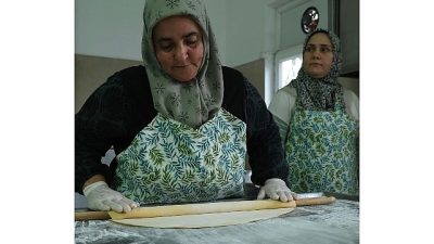 Ayvalık Belediyesi Üretim ve Pazarlama Kooperatifi mutfağında hijyenik koşullarda kadınların