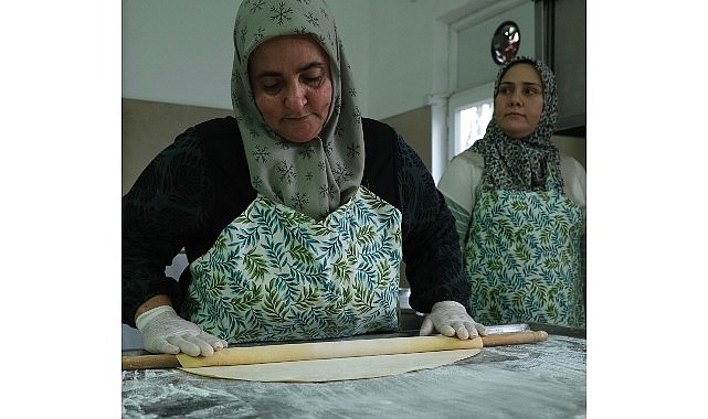 Ayvalık Belediyesi Üretim ve Pazarlama Kooperatifi mutfağında hijyenik koşullarda kadınların