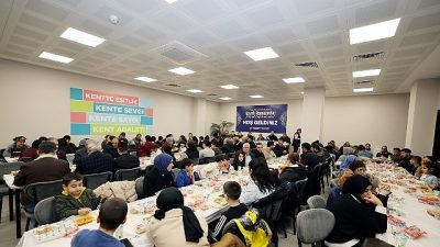 Küçükçekmece Belediyesi tarafından ilçenin 6 farklı noktasında kurulan iftar sofralarına