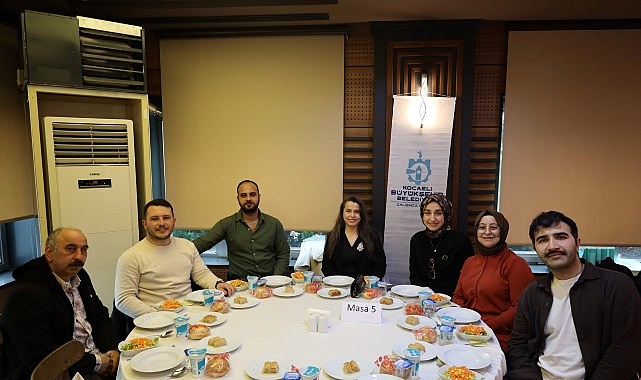 Kocaeli Büyükşehir Belediyesi’ne bağlı kütüphanelerde çalışan personeller, “Personel Motivasyon Yemeği”